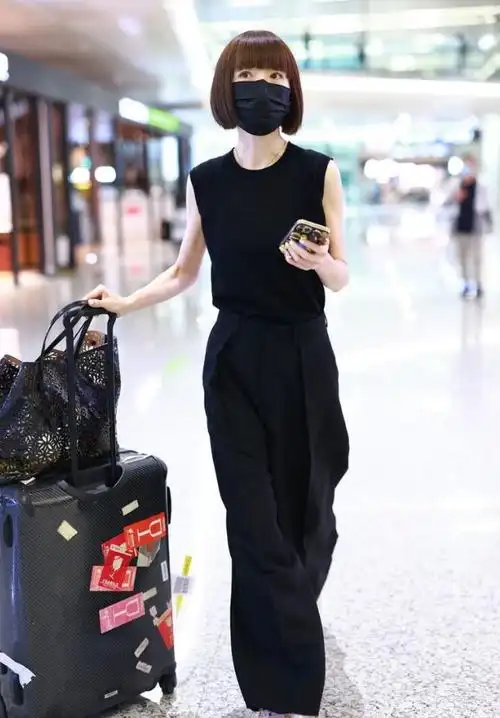 52岁鲁豫终于走对路子用阔腿裤弥补干瘦身材穿得像个时尚博主