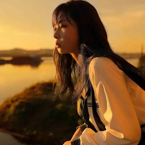 女孩阳光下唯美意境头像,女生头像图片-回车桌面