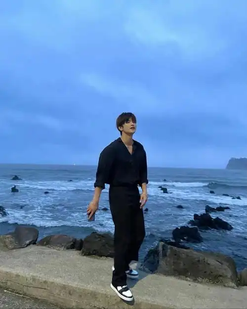 人间理想徐仁国  #ai绘画  #徐仁国