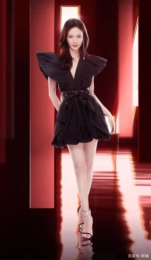 倪妮出席活动一身黑色连衣裙,搭配stuart weitzman黑色一字带高跟凉鞋