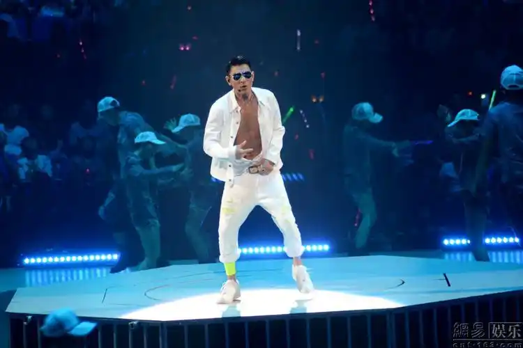 刘德华上海大秀健硕腹肌 当众要唱到80岁(组图)