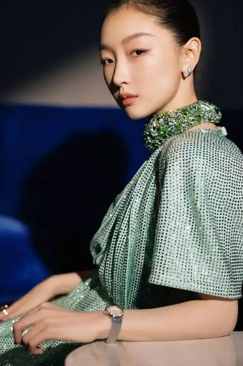 好清新:小姐姐周冬雨绿色亮片长裙出镜,魅力四射!_电影_大奖_国际