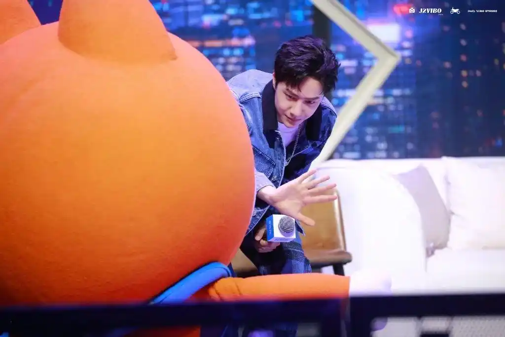 王一博壁纸他笑起来的时候我想把整个世界给他