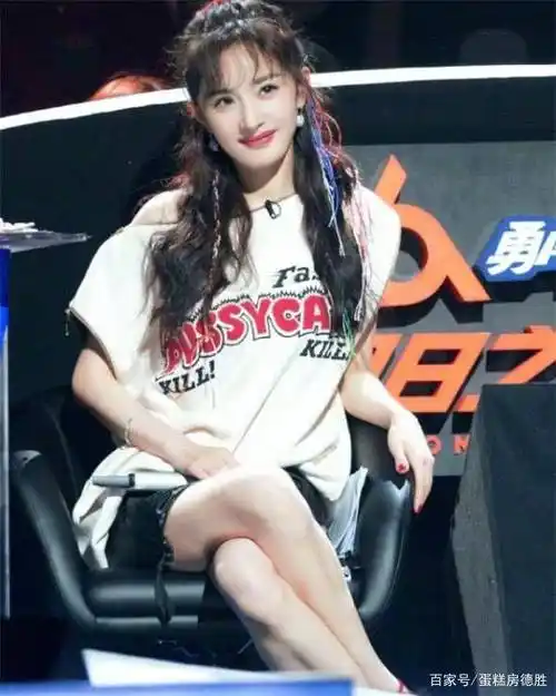 杨幂穿超短裙上台,从不怕被拍,毕竟"麻花无缝腿"无人能比_时候_文章