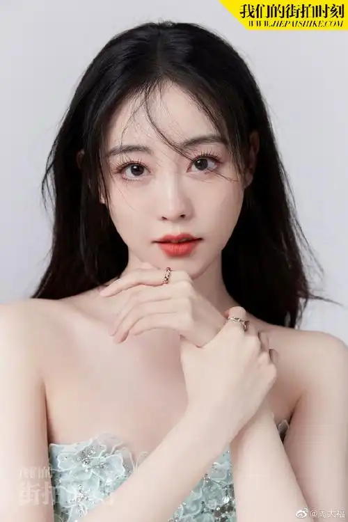 演员@祝绪丹bambi佩戴#周大福情约系列 爱,跨越山海#经典对戒,时尚k金