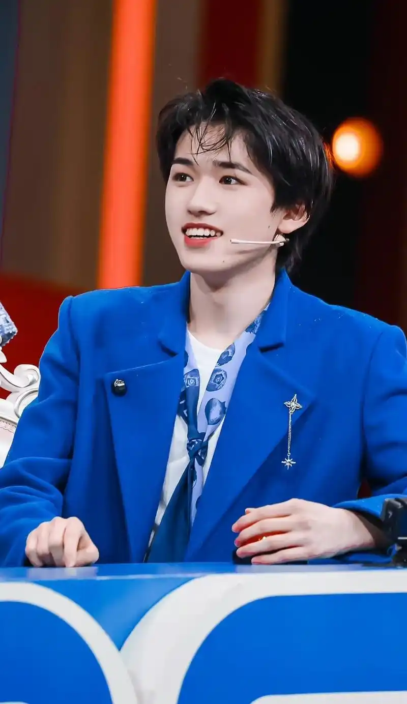 宋亚轩刚刚晒出深蓝色西装随拍,配合海底世界背景