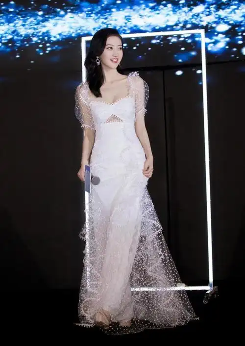 景甜身材好有"料",穿深v链裙大秀事业线风光,波浪卷发好性感|深v|抹胸