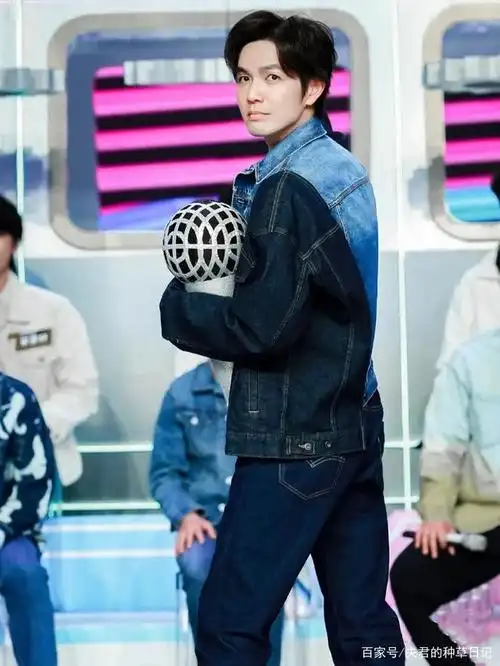 男人别再穿polo衫了,太土!学学钟汉良这样穿,成熟帅气有魅力