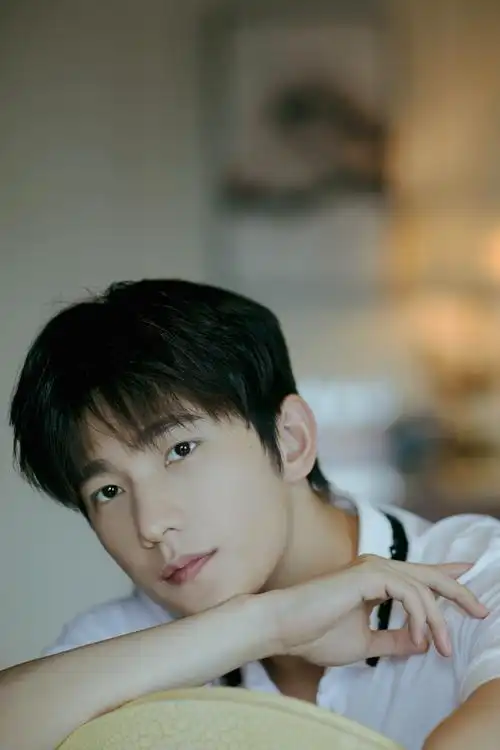 p>杨洋,1991年9月9日出生于上海,籍贯安徽合肥,毕业于中国人民解放军