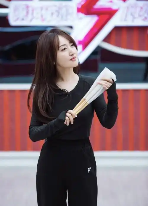 50岁的杨钰莹以前到底有多红?董洁,吕一曾为她伴舞_舞台_时候_歌曲