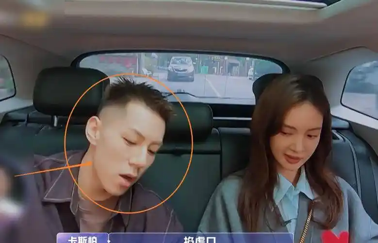 原创金晨说感觉头疼卡斯柏做出的动作被镜头拍到金爸爸脸色都变了