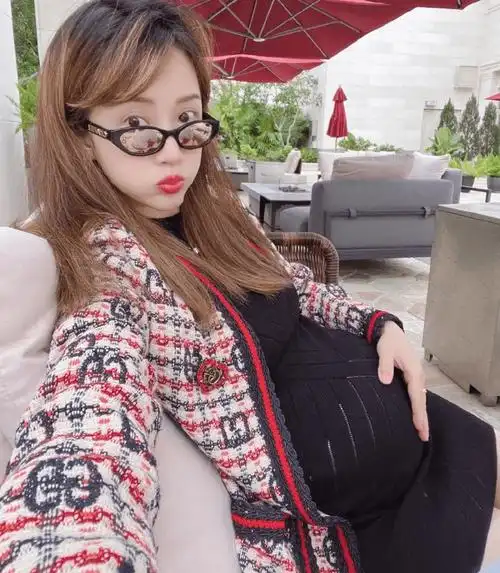 小腹微微隆起,四肢却十分纤细,网友们都点赞女明星们真的是很会保养