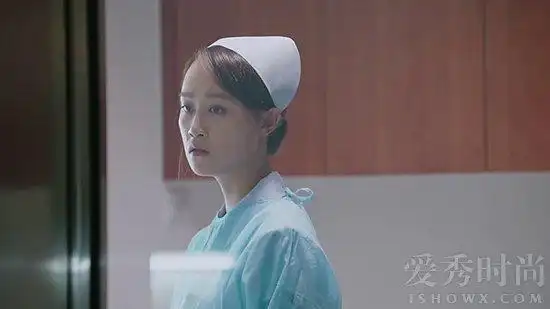蓝盈莹饰演的急诊科护士杨羽,从领证到怀孩一气呵成,就连影视剧ending