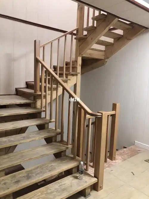 重庆本地做原木风清水漆实木楼梯栏杆扶手