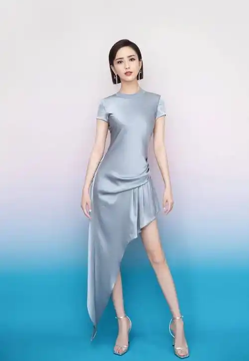 佟丽娅实在太瘦了,穿高腰短裤秀"竹竿腿",同框韩庚更显娇小了_显得_跃