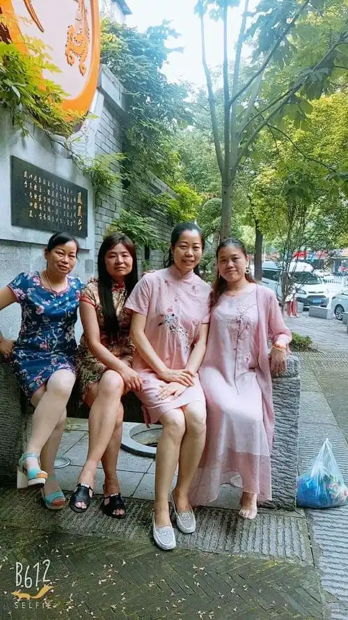 姐妹们回忆2018长郡陪读姐妹合影,2020年"五一"陪读家长聚餐.