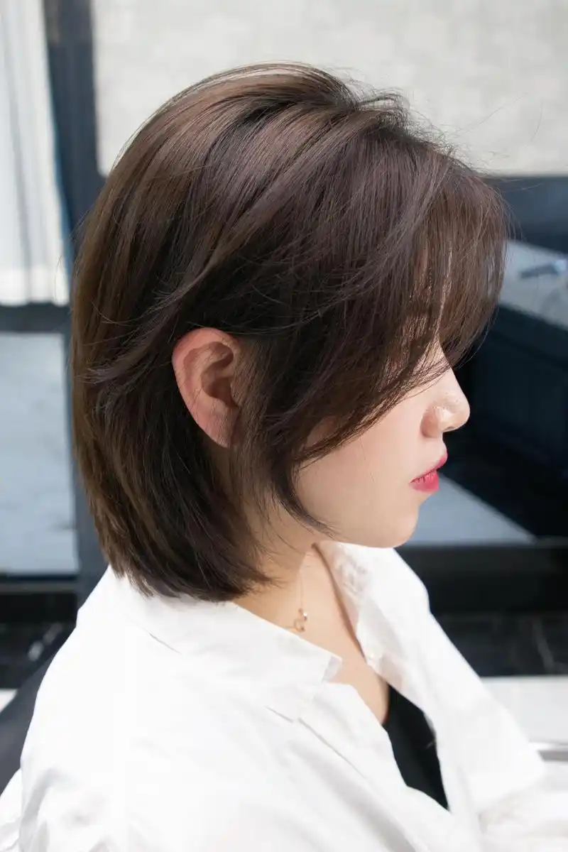 我推荐了高层次的短发,配合吹风的方式,可以有效增加头顶的蓬松度