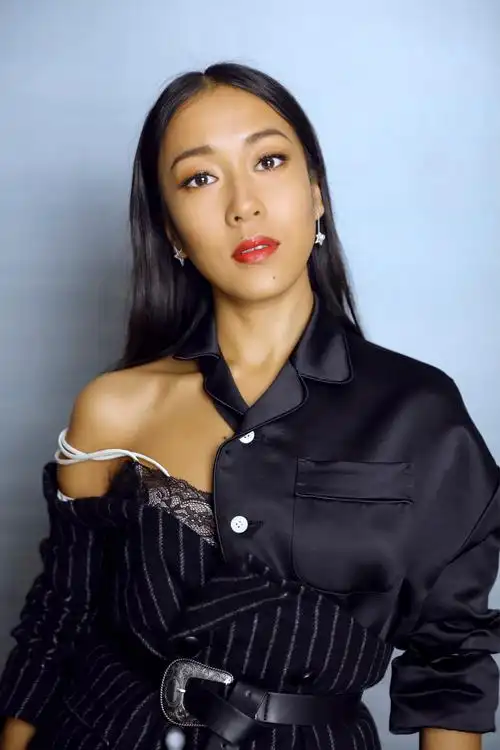 吉克隽逸出席活动 被老外目不转睛的"盯"上了