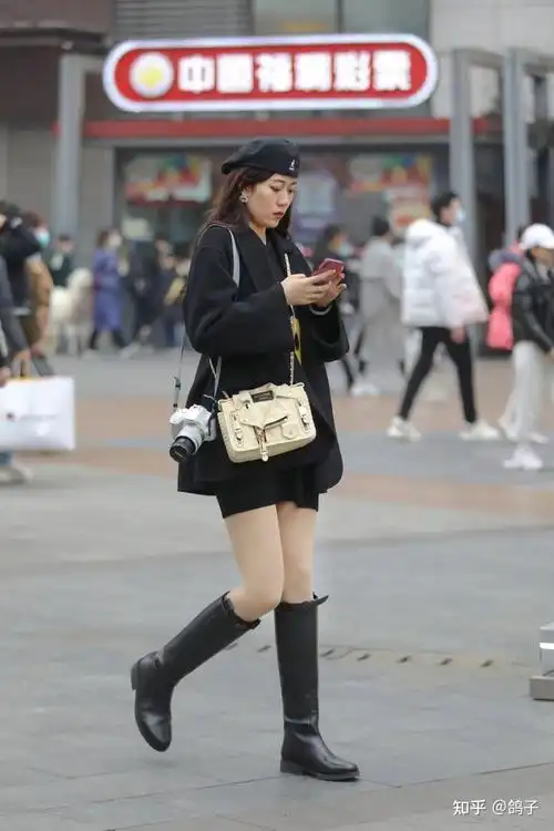 看街拍学搭配9组黑色及膝高筒靴高回头率穿搭示范