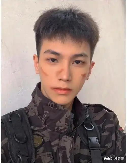 男生中碎发发型图片(男生刘海碎发发型图片)-天晟网