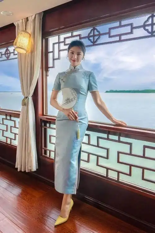 刘涛湖边穿宋锦旗袍,东方韵味十足!优雅端庄引人驻足