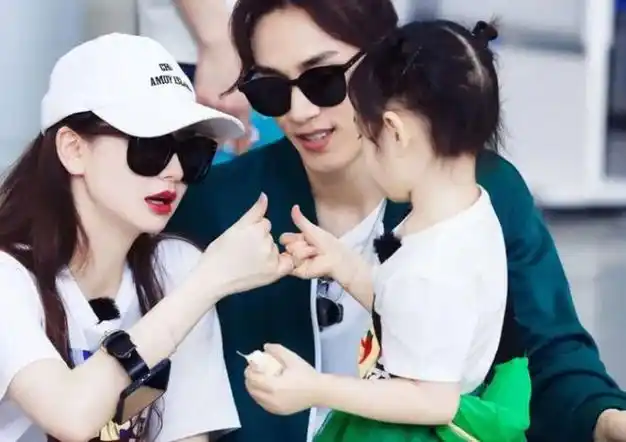 但当lucky非常喜欢妈妈的裙子,哭着闹着不让妈妈穿走,戚薇也不会因为