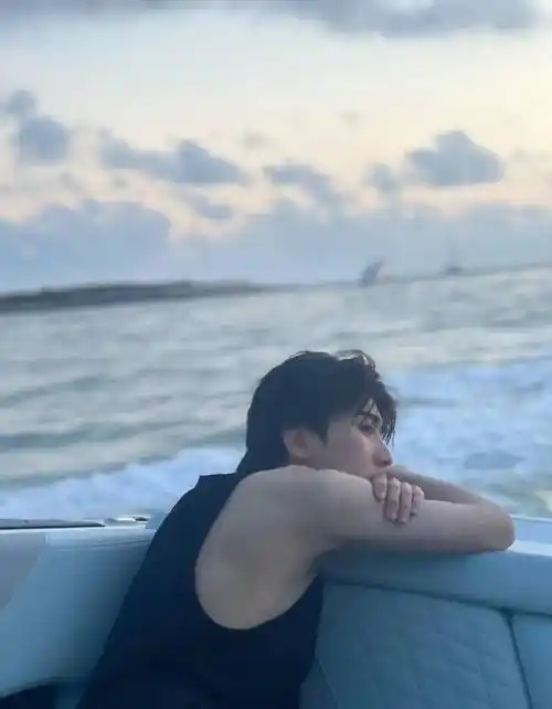 蔡徐坤晒合照澄清与baby绯闻,还不忘细心帮黄旭熙将纹身p掉_网友_照片