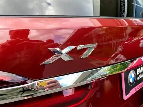 宝马x7个性化定制砂金石红车漆,效果是这样的.