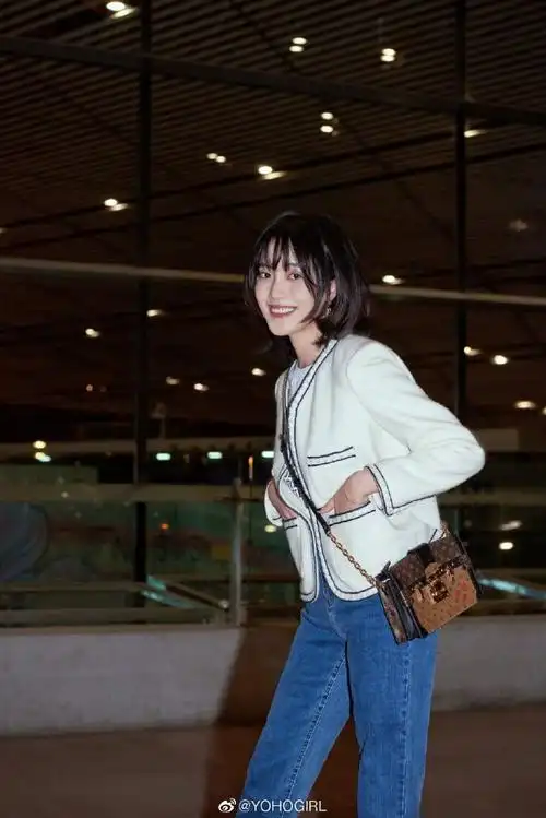 王梓薇启程前往巴黎时装周,精致粗花呢外套搭配休闲牛仔裤,感觉致我们