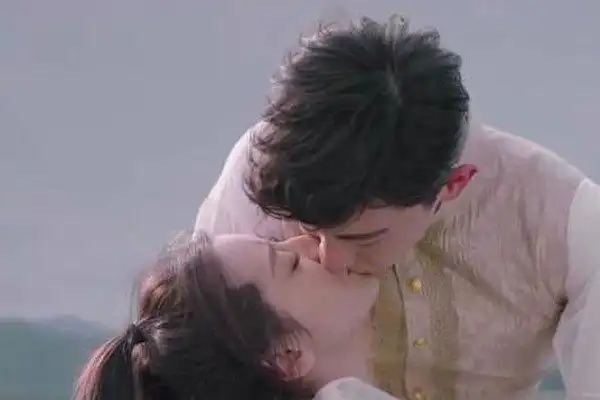 还记得在《跑男》中鹿晗曾经问迪丽热巴的荧屏初吻给了谁,她机智的