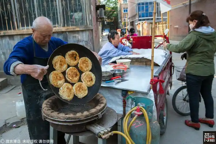 72岁老夫妻街头打烧饼 4年盖一栋楼