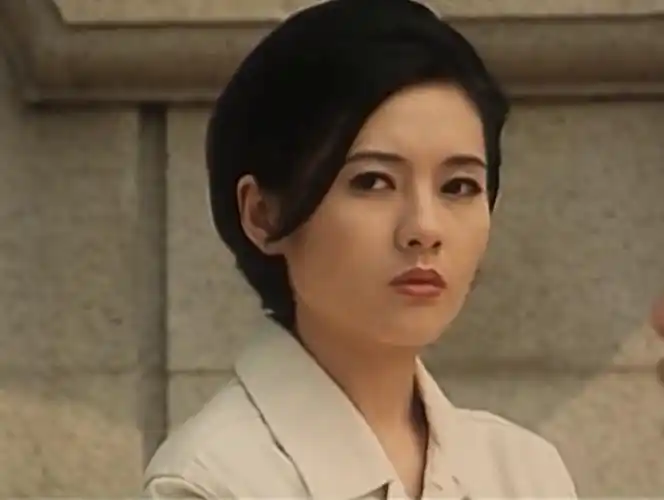 李丽珍在古惑女之决战江湖的形象有种酷酷的美