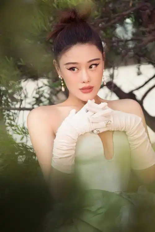 袁娅维乐界的一股清流穿嫩绿色礼裙扮娇羞迷倒众人