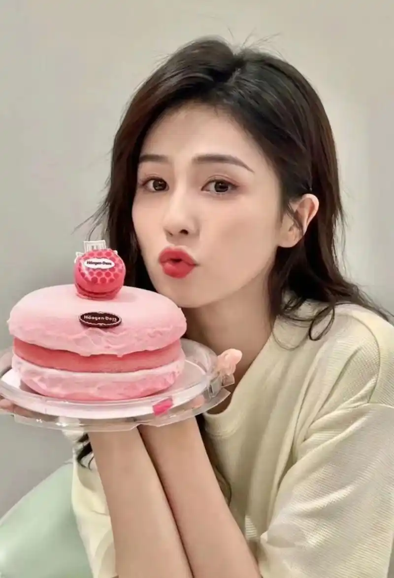 白鹿对着蛋糕嘟嘟嘴,透着俏皮可爱.