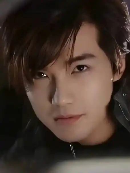 曝贺军翔装醉舌吻女生