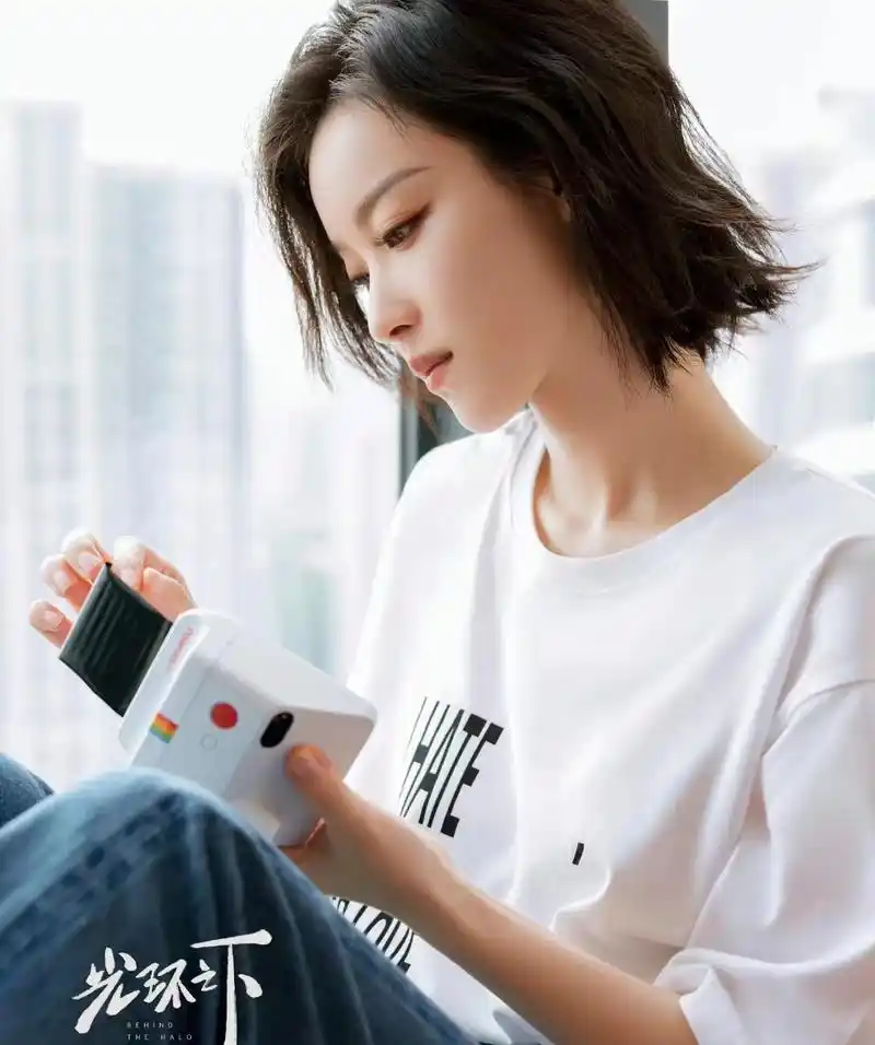 倪妮短发造型封神,最新预告曝光颜值开挂,她穿t恤更有时髦感