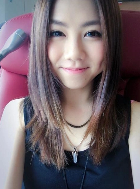 邓紫棋坐高铁不忘卖萌 一股粉红少女风扑面而来