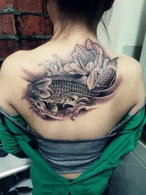 美女背部好看的鲤鱼纹身