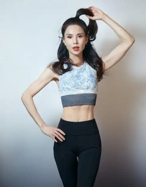 56岁李若彤近照曝光,空气刘海造型减龄,体态状态不像年过百半插图11