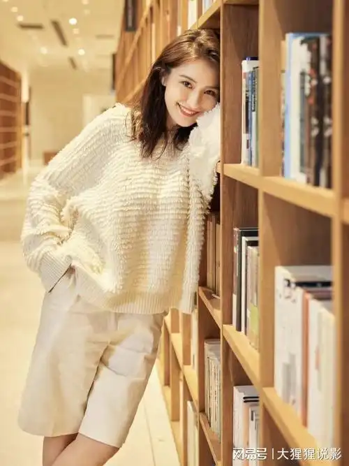 低调影后热依扎机场牛仔外套风格随性洒脱搭配毛衣休闲裤