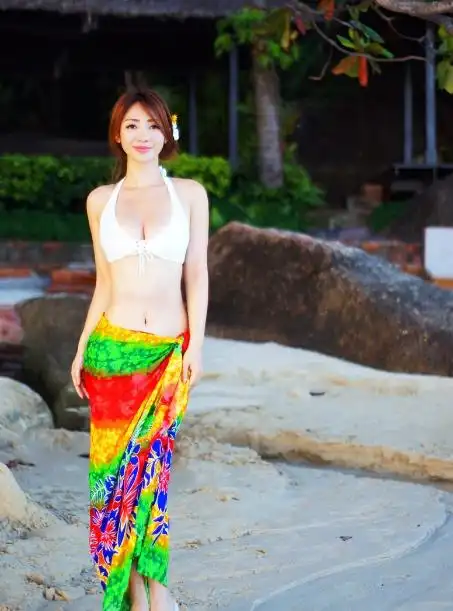 "性感女神"柳岩沙滩泳装照,诱惑无比,不少网友看后直呼受不了