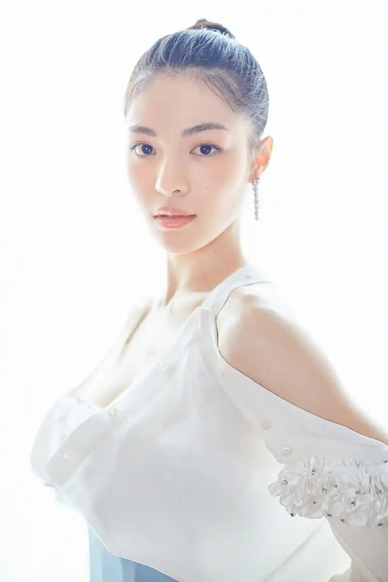 芳华女主角钟楚曦穿上这条气质蓝裙精致真仙女