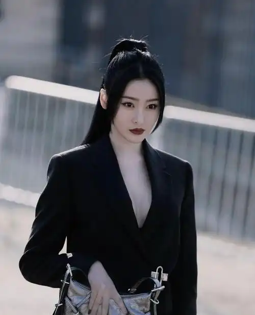 张天爱在巴黎出尽了风头!真空西装配高马尾又美又飒,这姐真有范