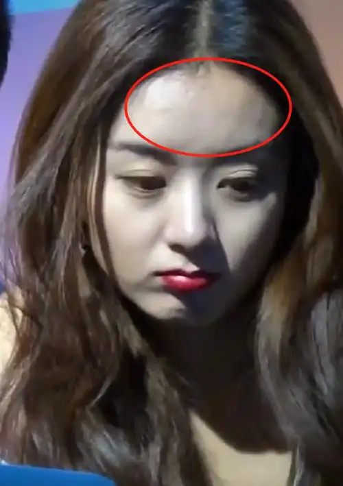 赵丽颖被路人怼脸拍摄,离开10级滤镜后卡粉,这还是你女神吗?