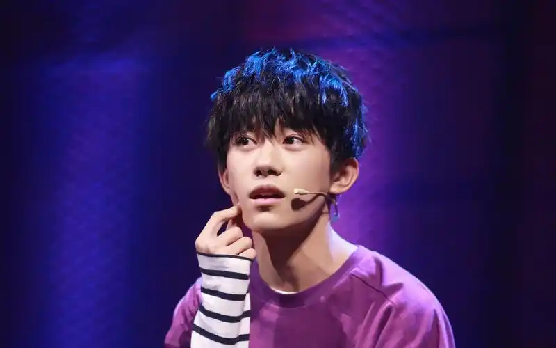 易烊千玺高清帅气图片桌面壁纸