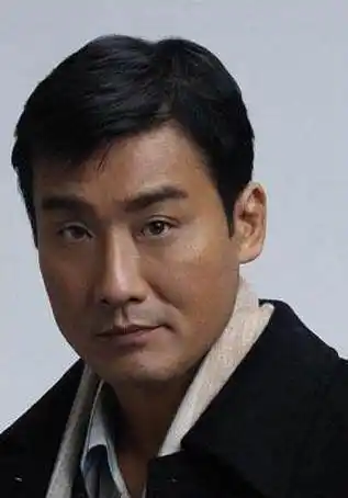 59岁梁家辉近照:摆地摊遇见丑妻,结婚30年不离不弃