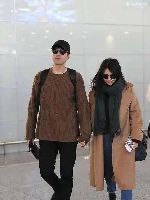 高圆圆和赵又廷恩爱有加,双双生娃,出门手拉手穿情侣装,外套的款式