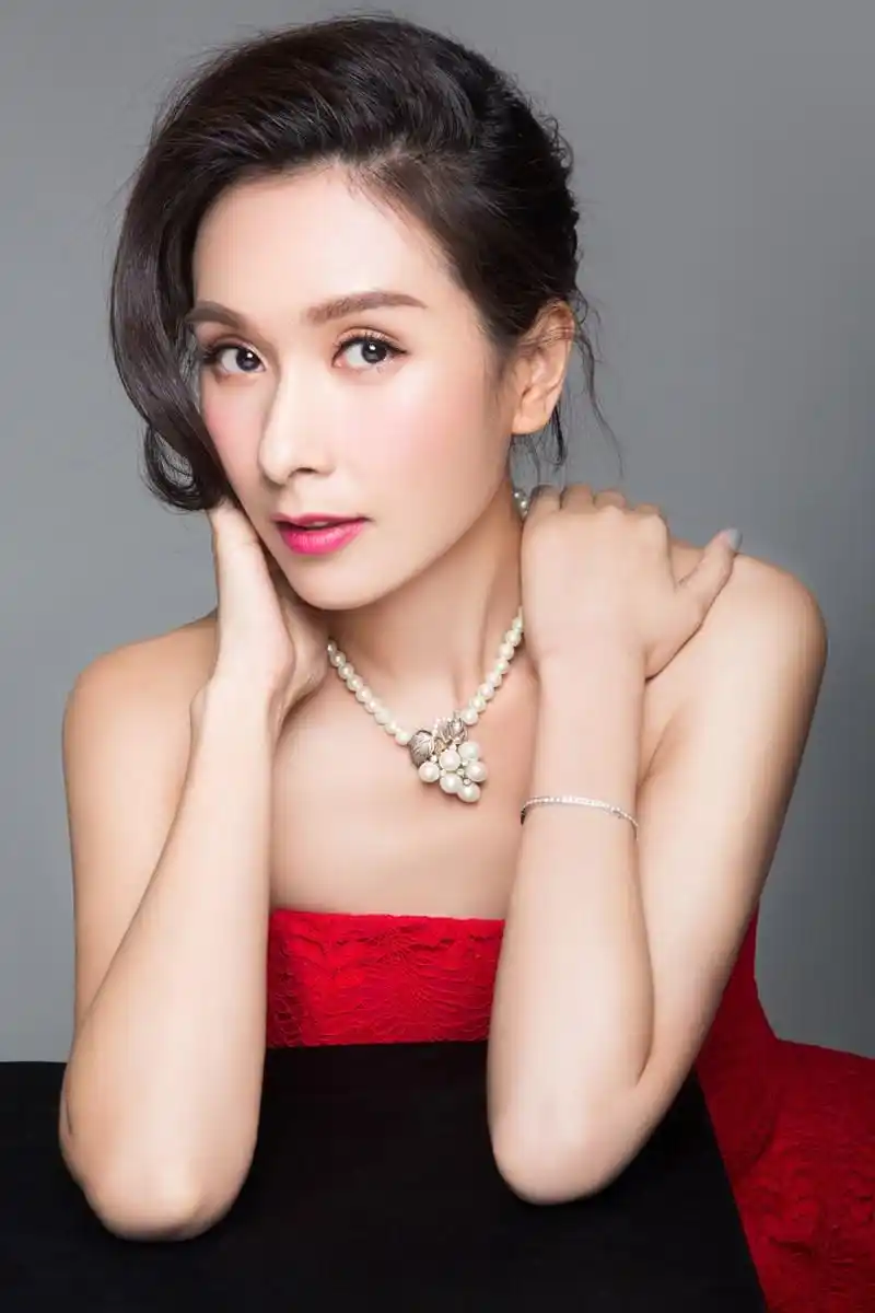 冻龄女神杨恭如深邃眼眸精致优雅