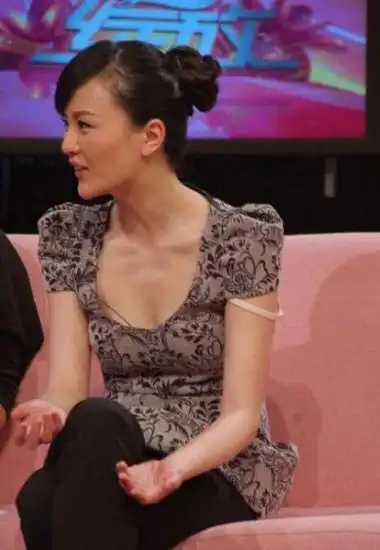 网友盘点十大美女明星肩带滑落的诱惑瞬间图3