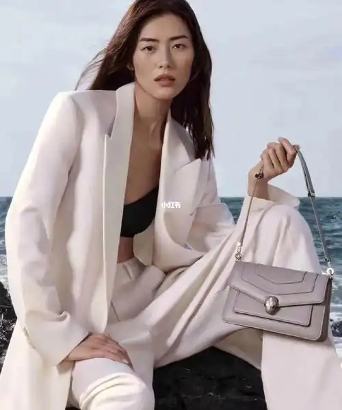 大漂亮刘雯背宝格丽新款包包